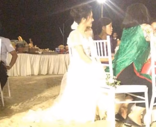 Cặp đôi Trường Giang - Nhã Phương lại thuê hẳn 1 resort 5 sao ngay sát bờ biển để làm lễ đính hôn đầy lãng mạn. Dù thông tin này được chia sẻ rộng rãi nhưng lực lượng an ninh thắt chặt khiến truyền thông chỉ có được nhiều hình ảnh hiếm hoi.