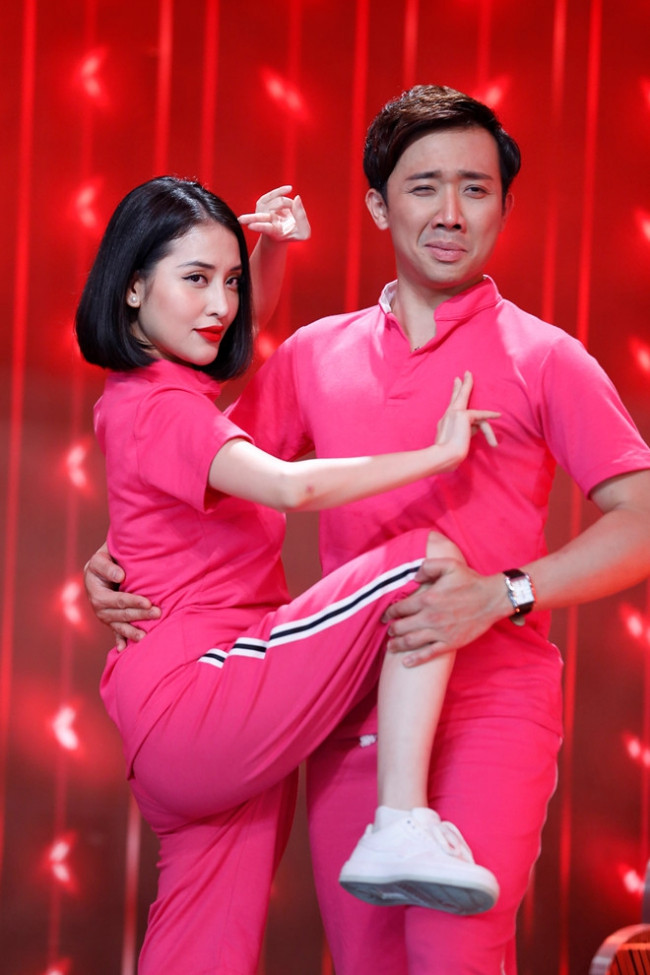 Điểm giống nhau thứ 3 của 2 lễ cưới là chuyện...người thứ 3. Với Trấn Thành anh chia sẻ khá thẳng thắn việc mời tình cũ Mai Hồ tới dự đám cưới. Mặc dù vậy cô không có mặt trong ngày vui của anh và Hari Won để tránh những ồn ào không hay.