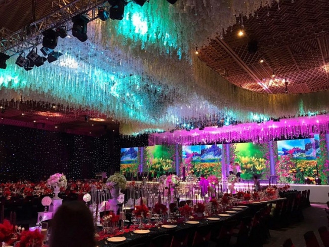 Điểm cuối cùng cũng là điểm quan trọng nhất, chính là địa điểm đám cưới tại một khách sạn lớn tại Sài Gòn với số lượng khách mời hạn chế gồm nhiều ngôi sao hạng A trong showbiz.