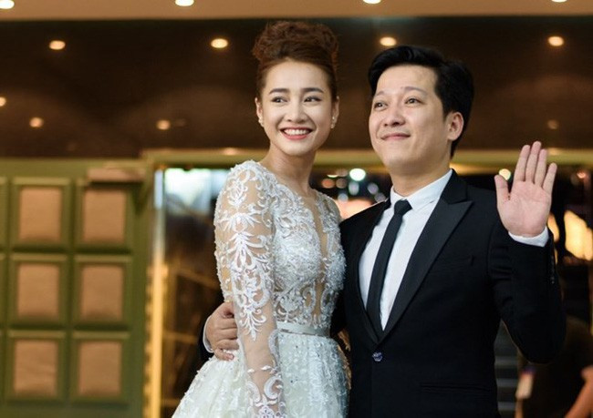 Trong khi đó Trường Giang không công khai bất cứ hình ảnh nào dù ngày cưới đã cận kề dù trước đó anh và bạn gái nhiều lần khiến dư luận bất ngờ khi chụp ảnh cưới cho các sản phẩm của mình.