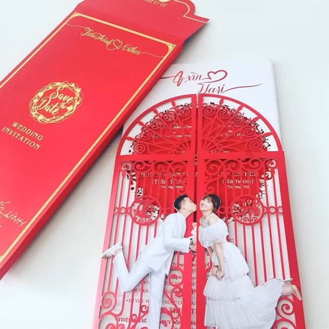 Điều đầu tiên, đám cưới Trấn Thành - Hari Won bắt đầu được rò rỉ qua bức ảnh chiếc thiệp cưới cầu kỳ được một người bạn chia sẻ với báo chí. Trước đó cặp đôi này hoàn toàn không tiết lộ với người hâm mộ.