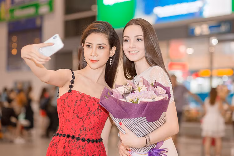 Ra đón Aibedullina Talliya tại sân bay, Liên Phương ôm chầm lấy bạn và dành tặng cô nàng bó hoa tuyệt đẹp.