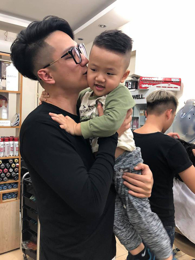 Đến ngày quy định trong mỗi tháng, Chí Nhân sẽ được đón con về nhà hoặc đưa bé đi chơi.