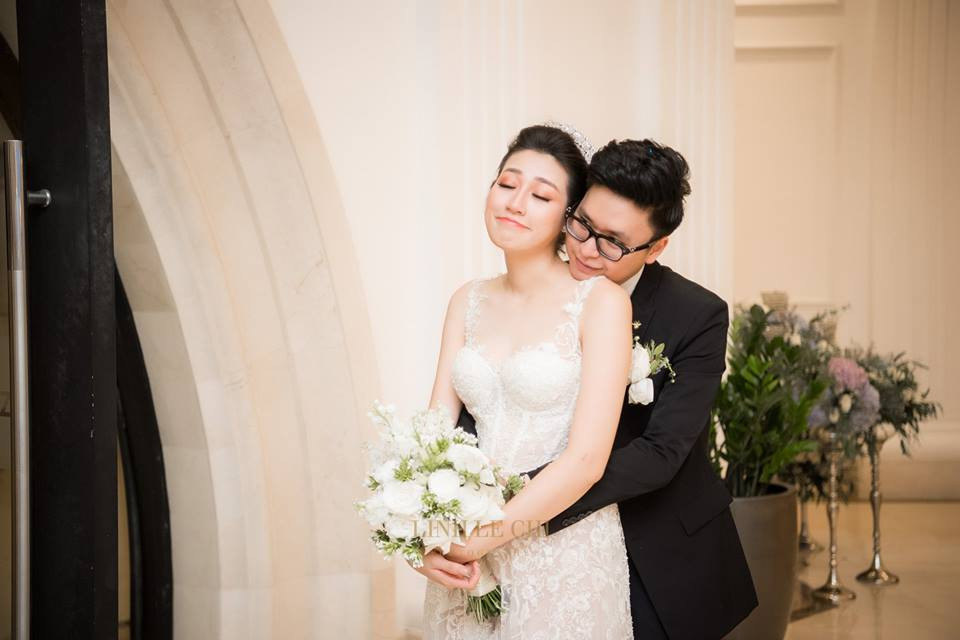 Á hậu Tú Anh cũng có những khoảnh khắc vô cùng đáng yêu bên chú rể.