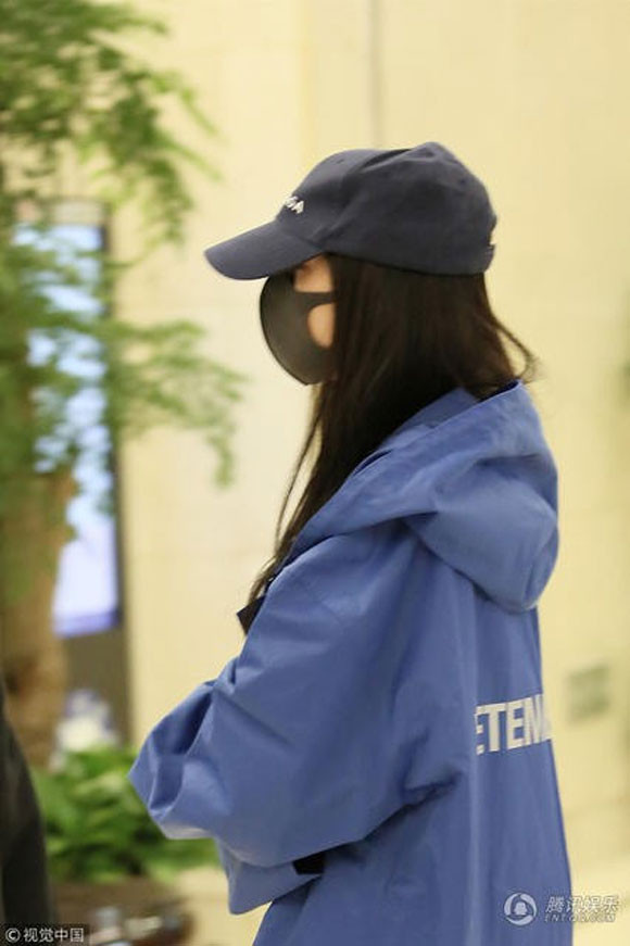 Có thể thấy, sau hơn 2 tuần vướng scandal tai tiếng, bà xã của Lưu Khải Uy đã tiều tụy trông thấy.