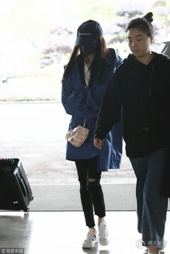 Khác hẳn lần ra đường khác, lần này nữ diễn viên đeo khẩu trang kín mít, đội mũ sụp xuống che bớt khuôn mặt và liên tục cúi thấp đầu.