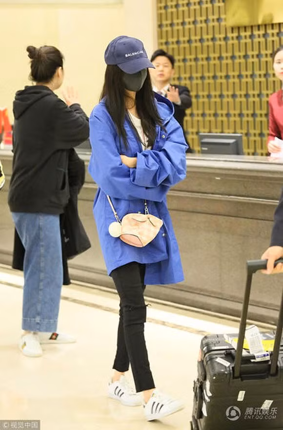 Scandal bị cho là "quỵt tiền" của Dương Mịch vẫn chưa lắng xuống khi các bên liên quan liên tục đổ lỗi cho nhau. Chiều nay 13/4, Dương Mịch xuất hiện tại sân bay Hoàng Hoa. Cô diện đồ đơn giản, năng động.