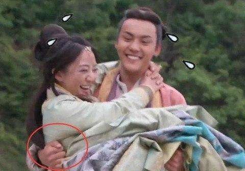 Anh chàng cũng nhiều lần toát mồ hôi khi bế các mỹ nhân. Hậu trường cảnh bế người đẹp trong phim khiến khán giả té ngửa.