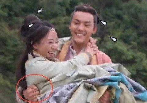 Anh chàng cũng nhiều lần toát mồ hôi khi bế các mỹ nhân. Hậu trường cảnh bế người đẹp trong phim khiến khán giả té ngửa.