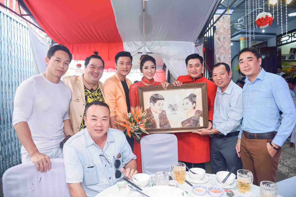 Nhiều nghệ sĩ ở Sài Gòn đã không ngại đường xa về Cần Thơ chúc mừng hạnh phúc của Đặng Thu Thảo như Hoàng Mập, Duy Linh...