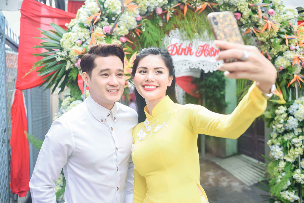 MC Bá Niên chơi thân với Đặng Thu Thảo từ khi cô đăng quang Hoa hậu Đại dương. Hoa hậu chia sẻ cô cảm thấy may mắn khi buổi lễ diễn ra suôn sẻ, tốt đẹp trước lúc cơn mưa nặng hạt ập đến. Đám cưới của cô sẽ diễn ra vào ngày 25/11.