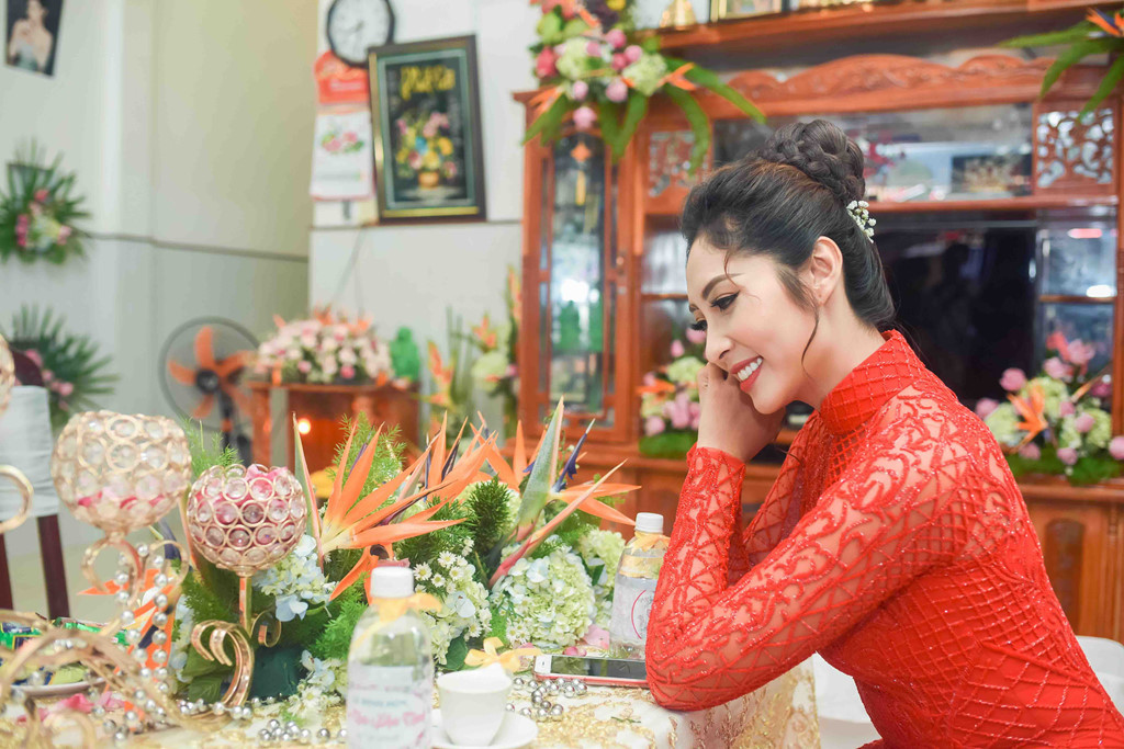 Hoa hậu Đại dương 2015 và bạn trai Phúc Thành quyết định về chung nhà sau 3 năm yêu đương. Lễ đính hôn của họ vừa diễn ra vào sáng 17/9 tại Cần Thơ.