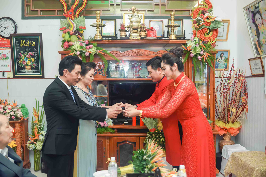 Đặng Thu Thảo và chồng cùng thực hiện nghi lễ truyền thống trong lễ đính hôn. Trong buổi lễ, mẹ xúc động khi trao con gái cho chàng rể.