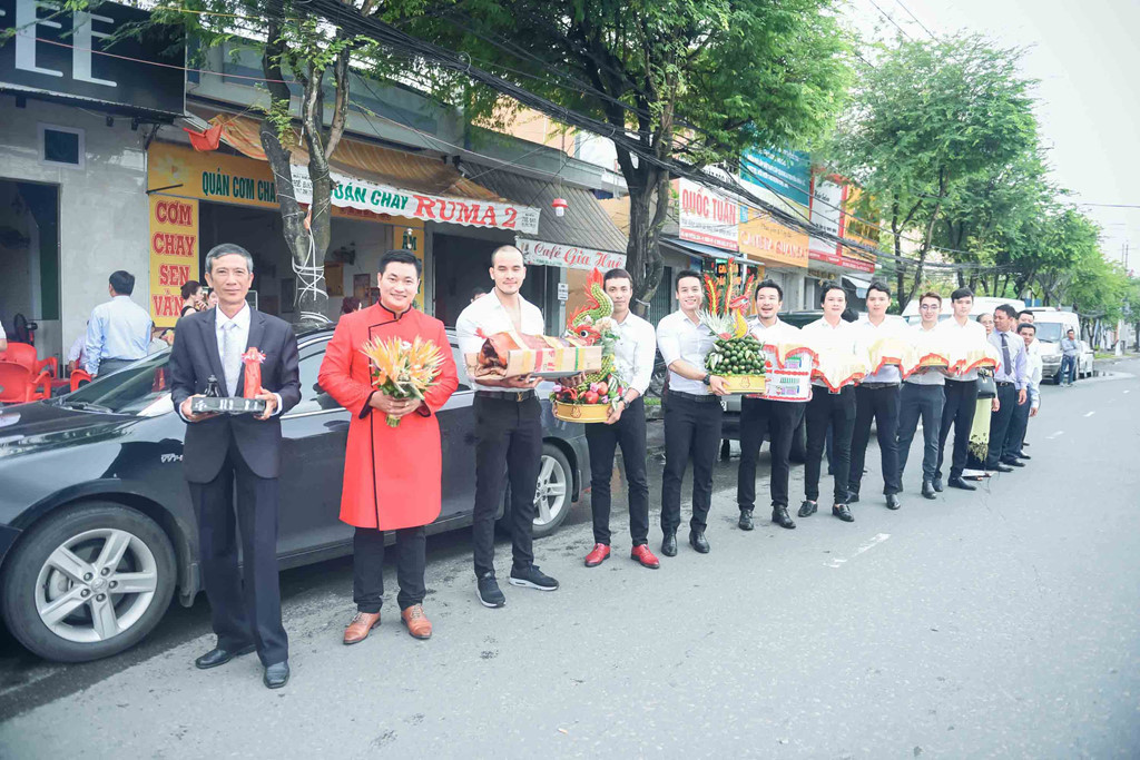 Đoàn nhà trai từ An Giang có mặt đúng giờ tại Cần Thơ. Chú rể Phúc Thành trước khi kinh doanh vật liệu xây dựng, từng có thời gian đóng phim. Anh và vợ gặp nhau lần đầu, nên duyên nhờ phim Hồn lụa.