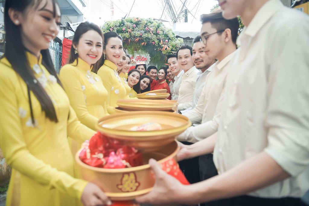 Cô dâu và chú rể vui vẻ bên dàn phù dâu và phù rể.