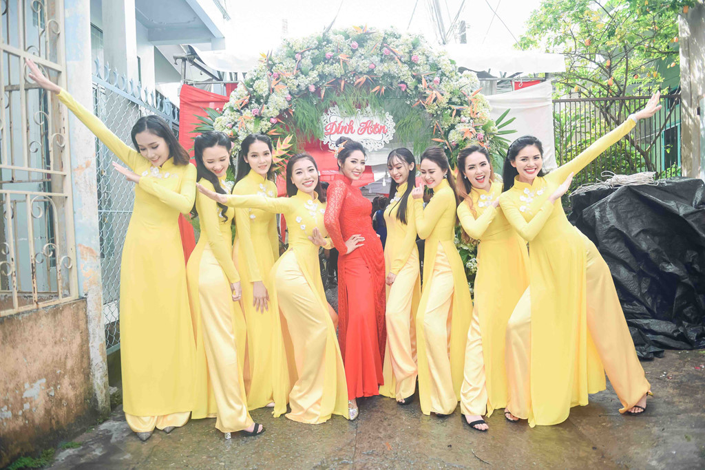 Trước giờ làm lễ, hoa hậu tạo dáng tinh nghịch bên các phù dâu. Người mẫu Kim Nguyên từ Sài Gòn về làm phù dâu cho bạn. Nữ người mẫu cho hay Đặng Thu Thảo là người hiếm hoi cô chơi thân trong showbiz.