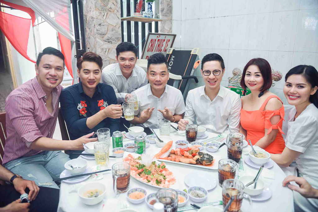 MC Anh Quân, người mẫu Kim Nguyên cũng có mặt trong lễ đính hôn của Đặng Thu Thảo tại Cần Thơ mừng hạnh phúc bạn.