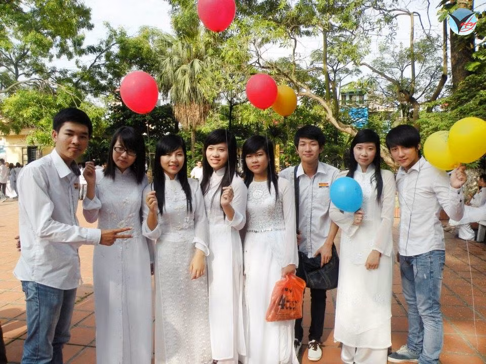 "Sếp Sky" hào hứng chụp ảnh cùng các bạn nam trong lớp.