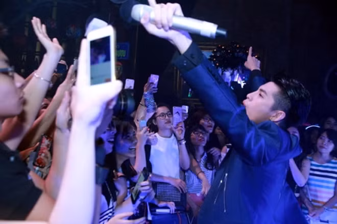 Noo Phước Thịnh bị khán giả ném ly vào người trong lúc biểu diễn.