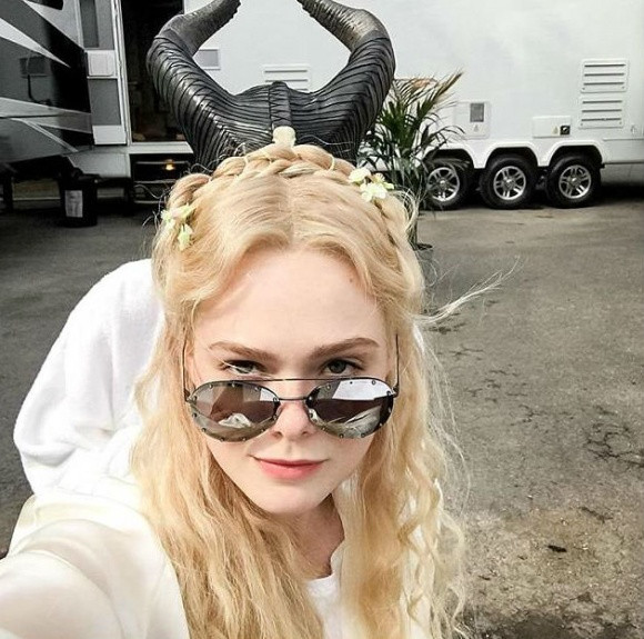 Bà mẹ 6 con còn giúp bạn diễn có một bức ảnh "mọc sừng" cực ngầu.