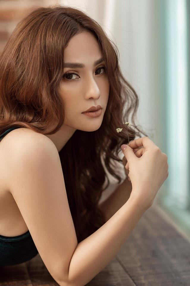 Được biết, ca khúc mới của nữ ca sĩ có nội dung xoay quanh cảm xúc buồn bã, đau khổ của một cô gái sau khi tình yêu tan vỡ. Cô vẫn không ngừng nhớ về người cũ và những kỉ niệm khi cả hai còn ở bên nhau, mong anh chàng quay trở về.