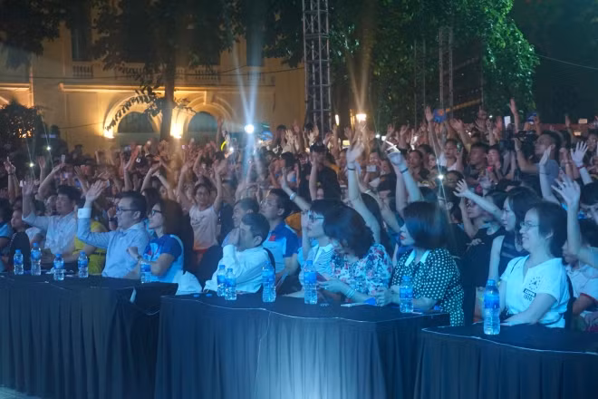 Trong suốt phần trình diễn của Mỹ Tâm người hâm mộ không ngừng cổ vũ hát theo và bật đèn flash hưởng ứng.