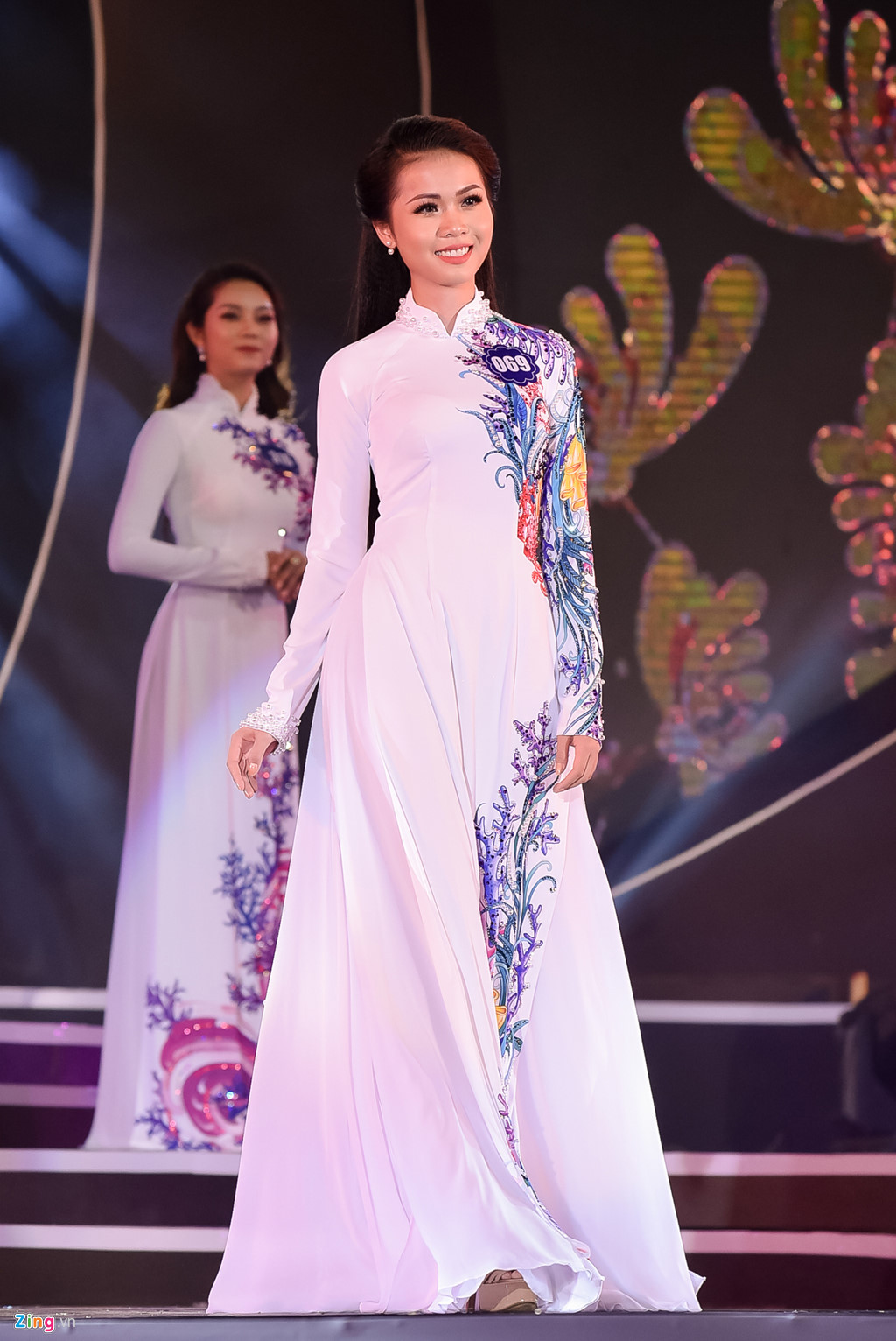 Trước đêm chung kết, thí sinh này cũng vướng tranh cãi liên quan đến việc tốt nghiệp trung học phổ thông. Ngay sau khi đăng quang, cô lên tiếng giải đáp vấn đề và khẳng định bằng cấp 3 của mình hoàn toàn minh bạch.