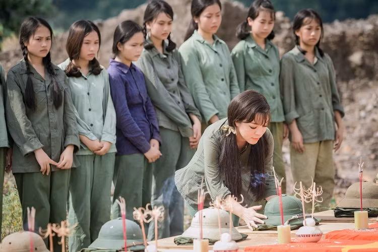 Một cảnh quay xúc động trong MV "Cúc ơi". Ảnh: Long Trần