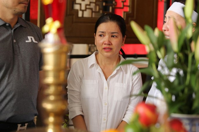 Ngọc Trinh khóc nghẹn trong đám tang NSƯT Thanh Hoàng.
