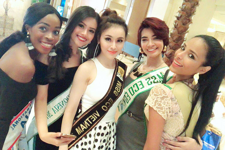 Tham gia cuộc thi Miss Eco International 2018 (Hoa hậu Du lịch Sinh thái Quốc tế 2018), Thư Dung tiếp tục vướng lùm xùm. Trong một clip giới thiệu bản thân, cô nói tiếng Anh bập bẹ, tỏ ra thiếu tự tin. Ảnh: FBNV