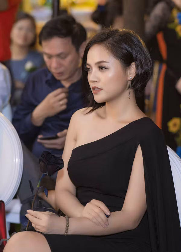 Thu Quỳnh - My sói mặc váy đen lệch vai, nhan sắc của bà mẹ 1 con ngày càng mặn mà rực rỡ hơn.