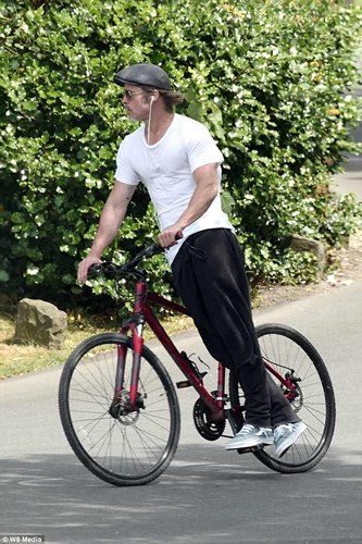 Nam diễn viên có những phút thảnh thơi khi vừa nghe nhạc, vừa đạp xe vòng vòng quanh nơi ở - khu vực có nhiều cây xanh vào ngày 15/6 vừa qua, theo giờ địa phương.