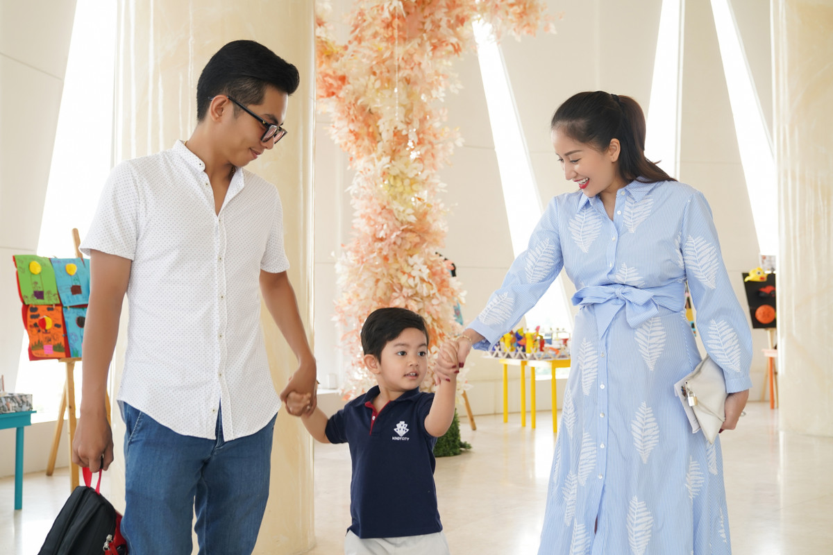 Hôm nay (27/5) là lễ bế giảng của quý tử nhà Phan Hiển - Khánh Thi nên dù công việc bận rộn cả hai đều tranh thủ thời gian đưa con trai đến trường. Đang ở những tháng cuối của thai kỳ nhưng nữ kiện tướng dance sport vẫn rất xinh đẹp và rạng rỡ khiến nhiều người không khỏi ngưỡng mộ.