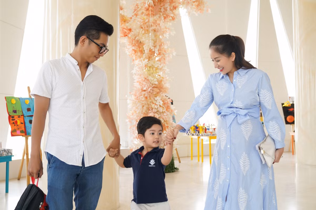 Hôm nay (27/5) là lễ bế giảng của quý tử nhà Phan Hiển - Khánh Thi nên dù công việc bận rộn cả hai đều tranh thủ thời gian đưa con trai đến trường. Đang ở những tháng cuối của thai kỳ nhưng nữ kiện tướng dance sport vẫn rất xinh đẹp và rạng rỡ khiến nhiều người không khỏi ngưỡng mộ.