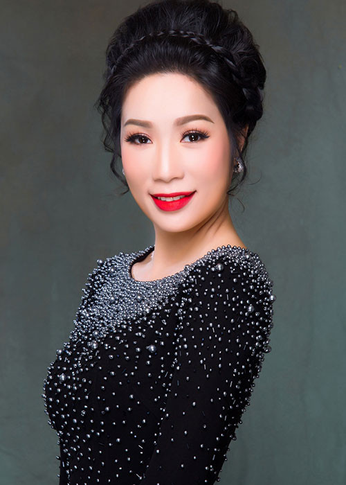 Trịnh Kim Chi từng giành ngôi vị Á hậu 1 tại cuộc thi Hoa hậu Việt Nam 1994. Ở độ tuổi trung niên, nàng á hậu vẫn giữ được vẻ đẹp đáng ngưỡng mộ.