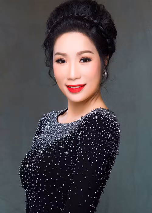 Trịnh Kim Chi từng giành ngôi vị Á hậu 1 tại cuộc thi Hoa hậu Việt Nam 1994. Ở độ tuổi trung niên, nàng á hậu vẫn giữ được vẻ đẹp đáng ngưỡng mộ.