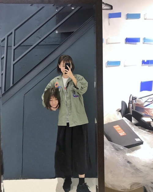 Tuy rất ấn tượng, nhưng một số ý kiến lại cho rằng, việc ôm chính cái đầu của mình chụp ảnh thật sự khá kinh dị, ghê rợn và khiến người xem hình dễ bị ám ảnh. Tuy vậy, đây vẫn được xem là một trong những trào lưu “sống ảo” hot nhất hiện nay.