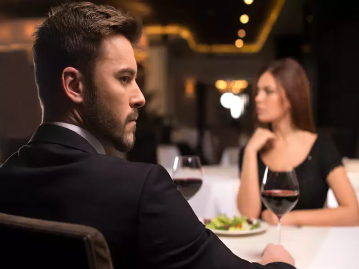  Cự Giải Thỉnh thoảng Cự Giải không thể kiểm soát cảm xúc, tính huống và mọi thứ. Họ có xu hướng tập trung quá nhiều vào một mối quan hệ và khi không được đáp lại, họ bắt đầu tranh cãi với đối phương.