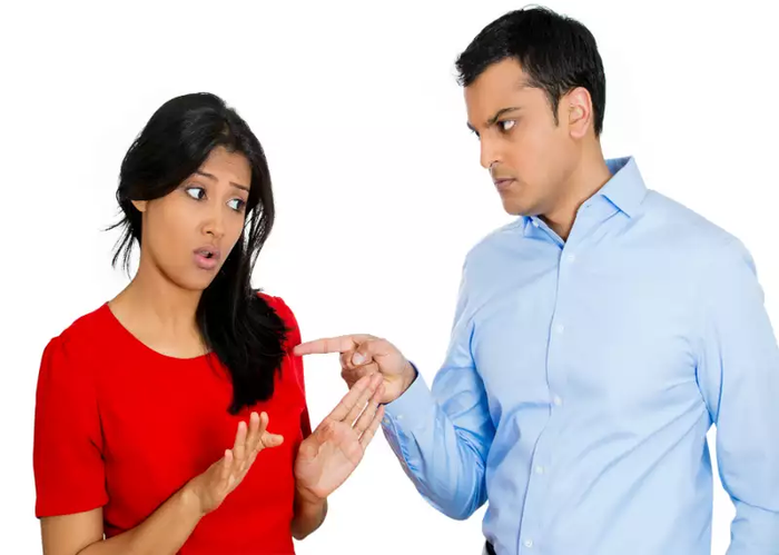  Sư Tử Thỉnh thoảng Sư tử là người ích kỷ và muốn sở hữu. Họ thích được là trung tâm và nếu họ thậm chí nghi ngờ rằng, đối phương không chú ý họ, họ có trở nên ghen tị và hay tranh cãi.