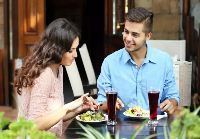  Bảo Bình Bảo Bình là người thân thiện và biết cách nói chuyện. Tuy nhiên, họ có thể là người hợm hĩnh và tỏ ra cái gì cũng biết. Họ có thể không tôn trọng hoặc đánh giá cao quan điểm của đối phương, hay thậm chí là thích phán xét.