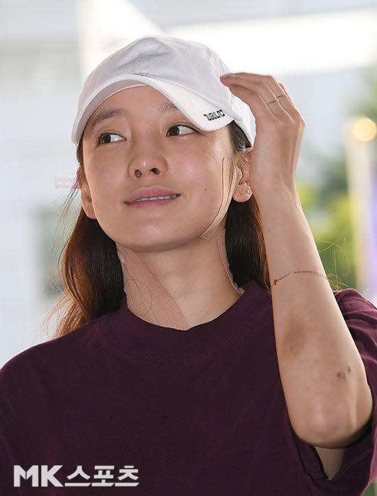 Cụ thể, vào 13/9, Kim Jong Bum lên tiếng tố cáo Goo Hara đơn phương tấn công, khiến anh chịu nhiều thương tích. Ngay sau đó Goo Hara phủ nhận, cô cho biết, đối phương đã đột nhập nhà riêng trong tình trạng say xỉn, sau đó đập phá đồ đạc, mắng chửi và đánh đập cô. Ở diễn biến tiếp theo, phía nam phản bác những gì bạn gái cũ đưa ra.