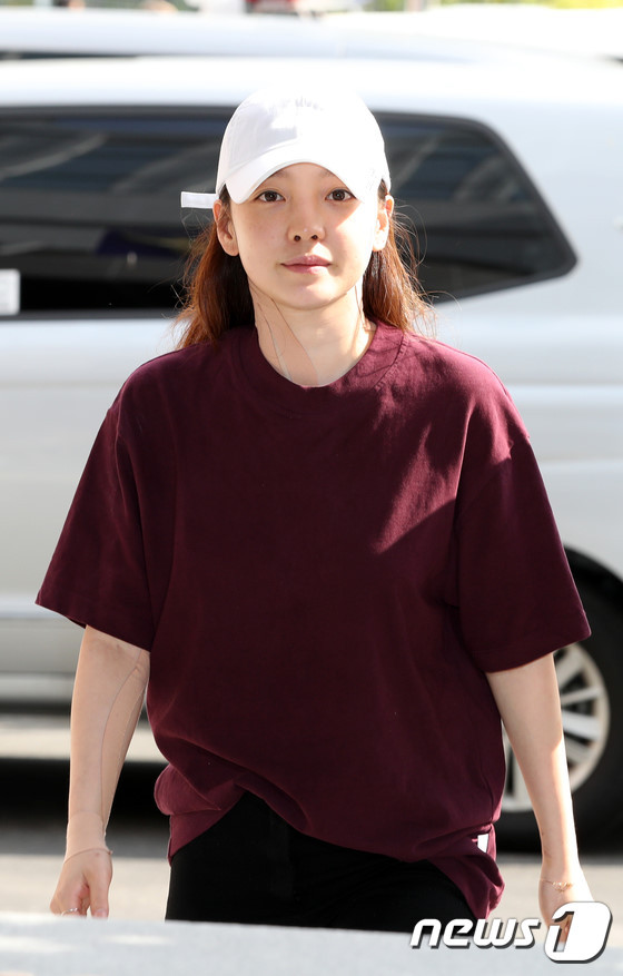Cựu thành viên nhóm KARA có mặt tại đồn cảnh sát Gangnam ở Daechi-dong, Seoul để tham gia cuộc điều tra liên quan đến vụ hành hung. Trước đó, vào chiều 17/9, bạn trai cũ của cô là nhà tạo mẫu tóc nổi tiếng Kim Jong Bum cũng tới đồn cảnh sát trong tình trạng mặt đầy vết thương.