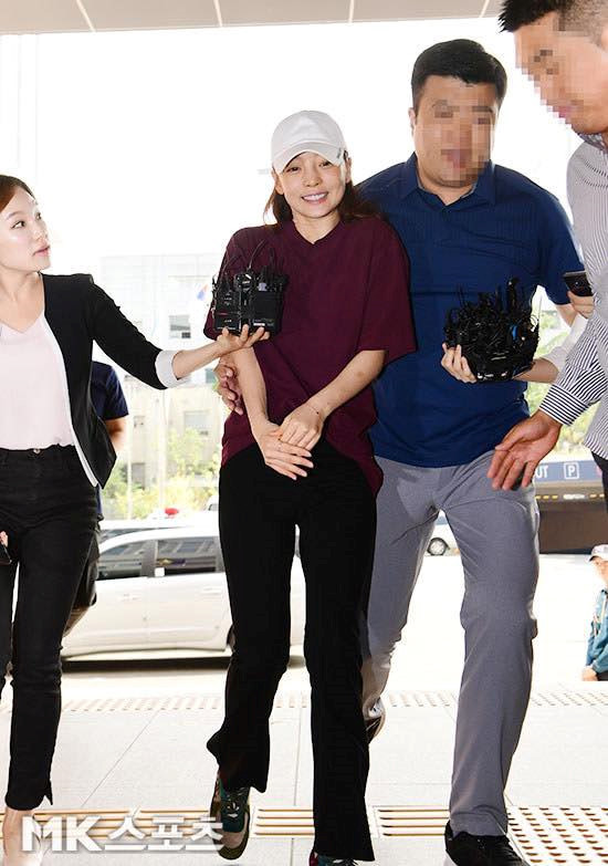 Trong khi đó, Hara khẳng định bị bạn trai bạo hành giật tóc, đẩy ngã vào cánh cửa và ném bình lọc nước vào người. "Anh ta chửi mắng và đẩy tôi, thậm chí còn nắm tóc và đánh tôi. Anh ta đẩy tôi ngã vào cánh cửa trắng, ném chiếc máy lọc khí vào người tôi. Tôi cũng đã cào anh ta trong quá trình cãi vã", Dispatch trích lời Hara.