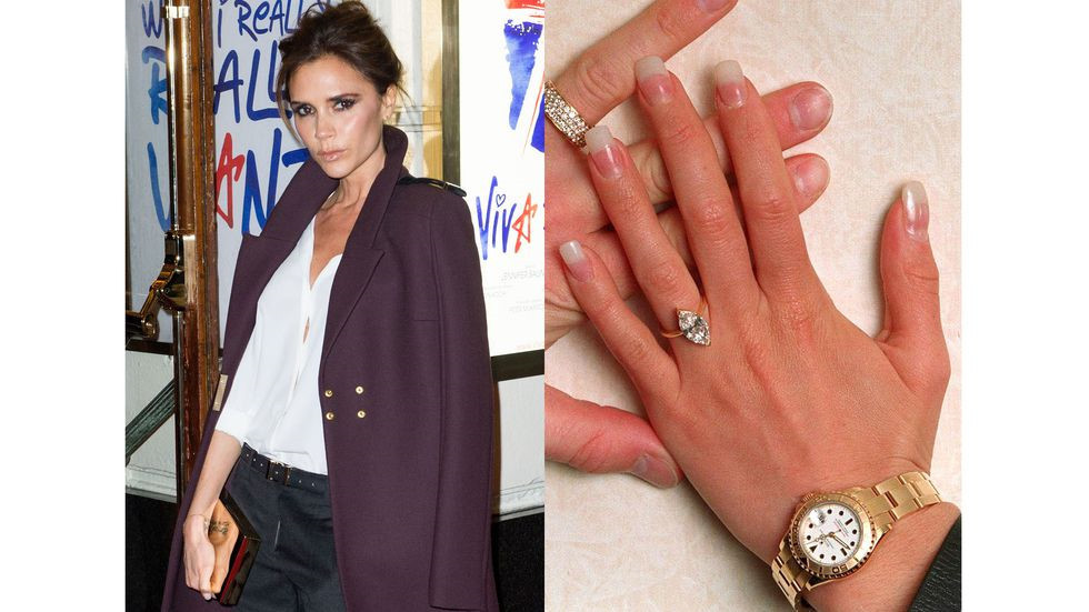 Victoria Beckham: Tháng 1/1998, cựu thành viên Spice Girls và danh thủ người Anh David Beckham thông báo đính hôn. Thời điểm đó, ngôi sao bóng đá tặng vợ nhẫn kim cương dát vàng 3 carat, giá khoảng 85.000 USD. Trong các sự kiện hiện tại, nhà thiết kế nổi tiếng vẫn sử dụng món trang sức này mặc dù Beckham đã tặng cho cô rất nhiều nữ trang giá trị khác.