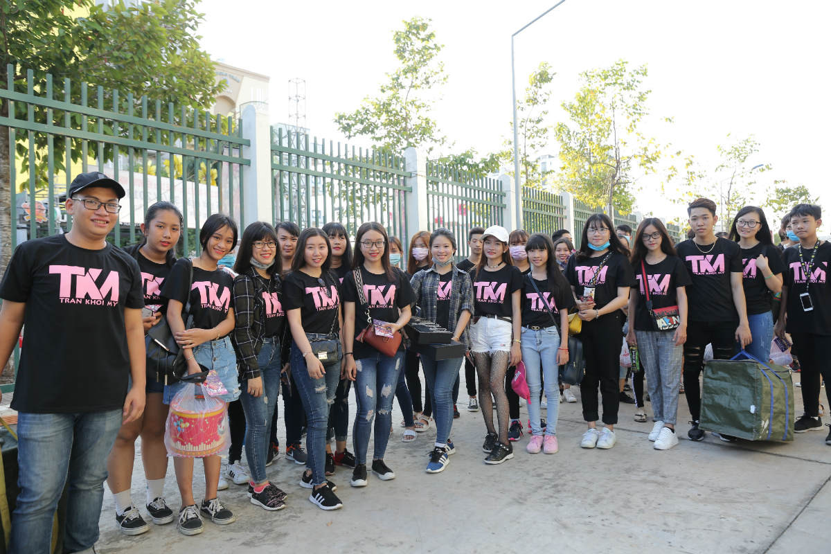 Từ chiều, fan của Khởi My xếp hàng đợi thần tượng. Sự phấn khích của người hâm mộ giúp các ca sĩ biểu diễn nhiệt tình hơn.