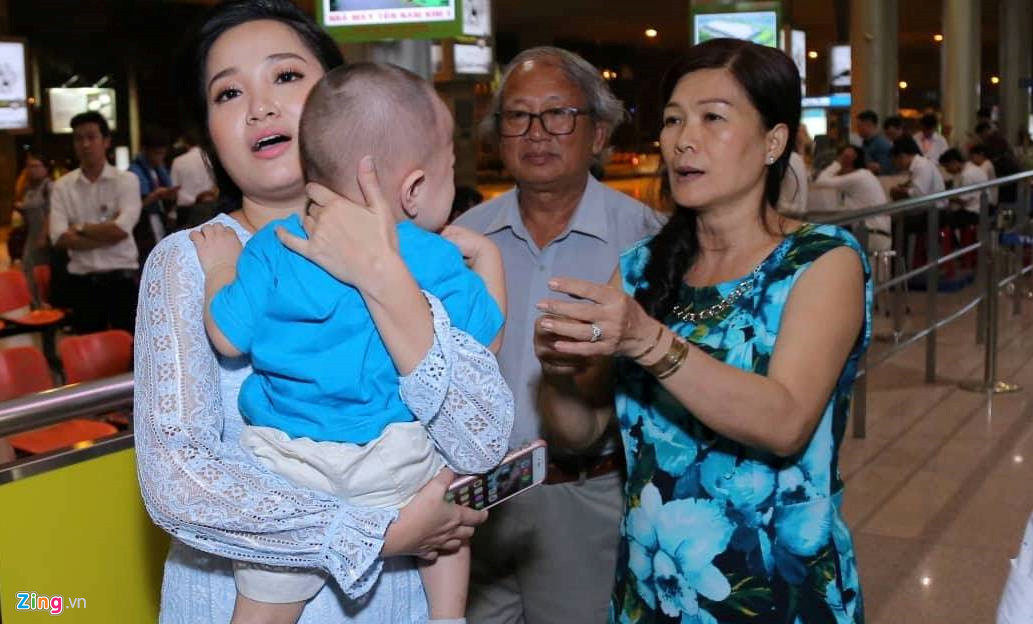 Hồng Phượng vất vả chăm sóc con nhỏ vì cậu bé bị ốm sốt mấy ngày qua. Cô cho biết vừa lo cho chồng, vừa chăm con khiến cô mất ngủ.