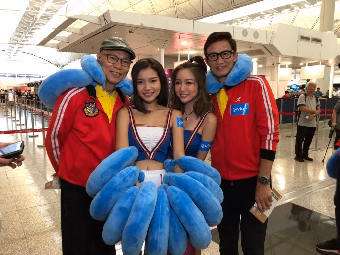 World Cup 2018 đã bước đến giai đoạn cuối cùng. Hôm 13/7, nhiều nghệ sĩ gạo cội Hong Kong như vợ chồng Uông Minh Thuyên, Trương Triệu Huy, Tăng Chí Vỹ đã có mặt tại sân bay chuẩn bị tới Nga theo dõi trận chung kết giữa tuyển Pháp và Croatia.