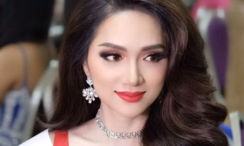 Hương Giang Idol đăng quang vương miện Hoa hậu chuyển giới quốc tế 2018.