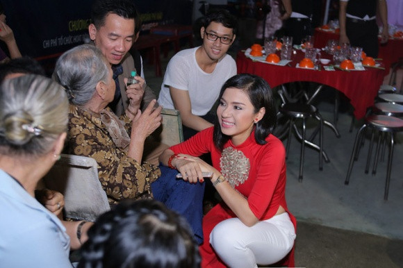 Việt Trinh có cuộc sống đời tư khá kín tiếng. Hiện tại cô vẫn hoạt độngshowbiz và làm từ thiện.