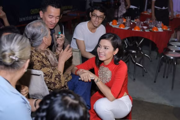 Việt Trinh có cuộc sống đời tư khá kín tiếng. Hiện tại cô vẫn hoạt độngshowbiz và làm từ thiện.